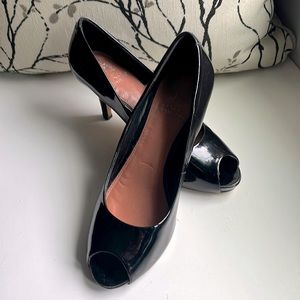 Vince Camuto Black patent leather peep toe pumps with hidden platform front